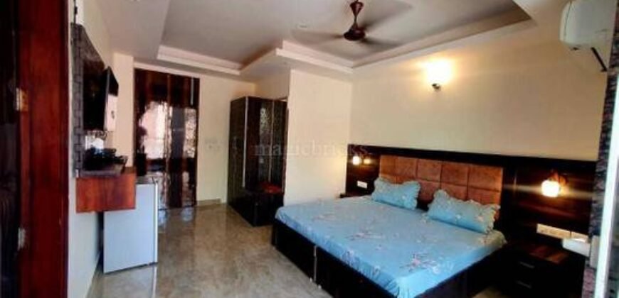 Shared Room for Girls Paying Guest in 4 BHK Residential Apartment in Orchid Petals